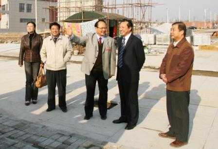 2007年11月2日，市委书记赵鹏同志(右二)在我校希望大道校区建设工地视察并指导工作。