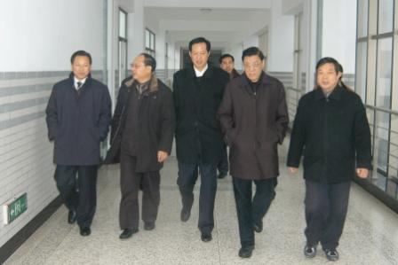 2006年1月12日，省委副书记任彦申同志（右二），在市委书记张九汉同志、市长赵鹏同志陪同下视察学校。