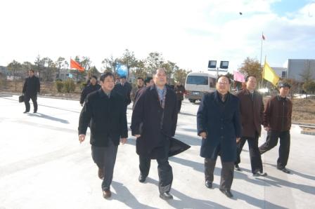 2005年1月7日，教育部副部长张保庆同志（左二）、副省长王湛同志（右二）视察学校。