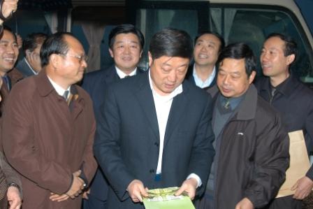 2006年11月23日，省国土厅厅长陶培荣同志（中）视察学校。