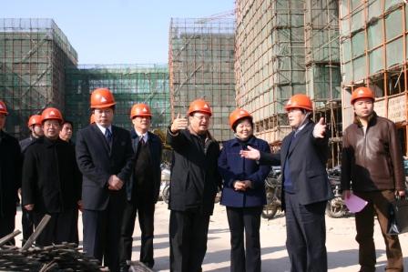 2007年2月1日，省委组织部副部长郭广银同志（右三）、省教育厅厅长王斌泰同志（右二）等领导出席希望大道校区教学楼封顶仪式。