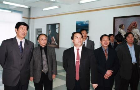 2000年5月17日，江苏省委委常委、政法委书记、原盐城市委书记林祥国同志（左三）视察学校。