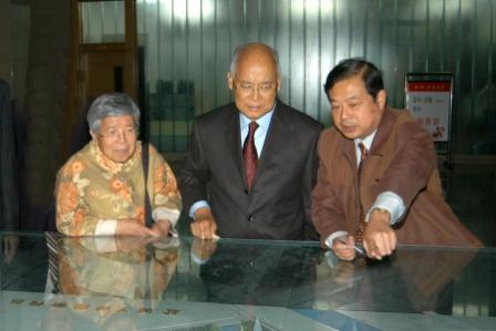 2005年10月14日，原国际奥委会副主席、中国奥委会主席何振梁同志（中）视察学校。