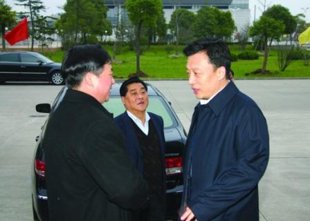 2006年12月6日，市长李强同志(右一)在我校视察并指导工作。