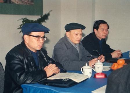 1991年3月4日，国家教委主任朱开轩同志（中）在省教委副主任冒瑞林同志陪同下视察学校。