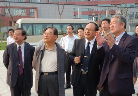 2008年5月20日，中国新四军研究会会长、中国人民解放军总后勤部原政委周克玉上将（左二），国防大学原校长裴怀亮上将（右一）视察学校。