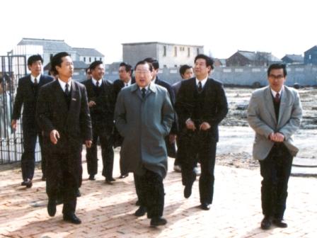 1995年4月2日，中共中央政治局常委、国务院副总理李岚清同志（前排中）在省长郑斯林同志（右二）陪同下视察学校。