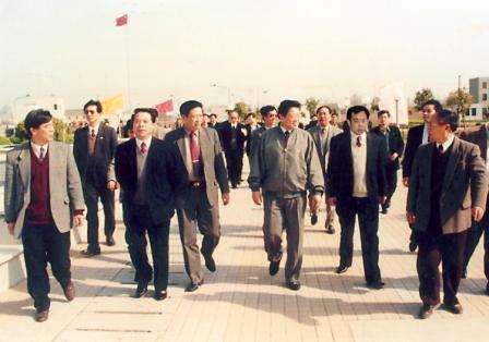 1997年4月10日，中共中央政治局委员、国务委员、国家体改委主任李铁映同志（前排中）在市委书记林祥国同志（前排左二）陪同下视察学校。